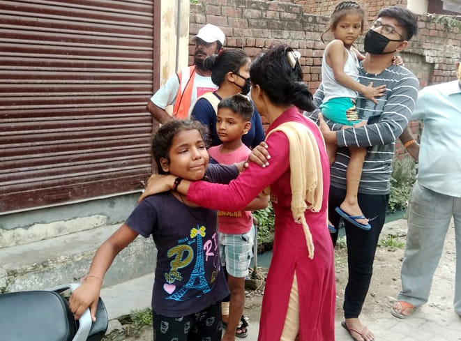 खलासी लाइन में घर की छत पर करंट की तार से महिला की मौत के बाद विलाप करते बच्चे खलासी लाइन में घर की छत पर करंट की तार से महिला की मौत के बाद विलाप करते बच्चे