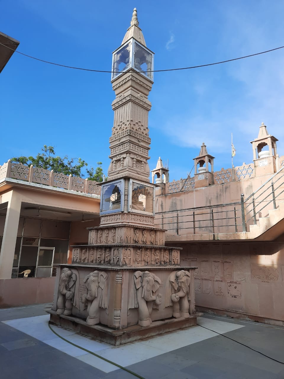 नवागढ़ मंदिर में स्थित स्तम्भ नवागढ़ मंदिर में स्थित स्तम्भ