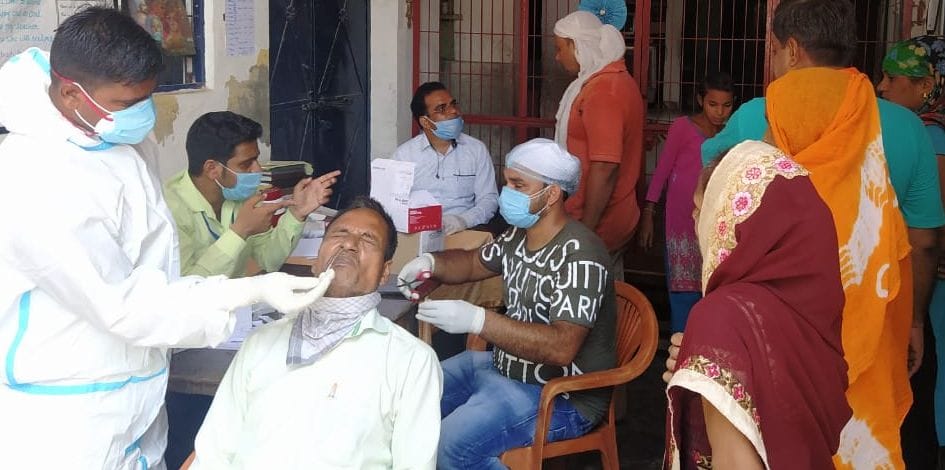 सरधना में कोरोना की जांच करती स्वास्थ विभाग की टीम। सरधना में कोरोना की जांच करती स्वास्थ विभाग की टीम।