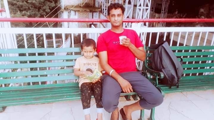अपने बेटे के साथ सुरेश। अपने बेटे के साथ सुरेश।