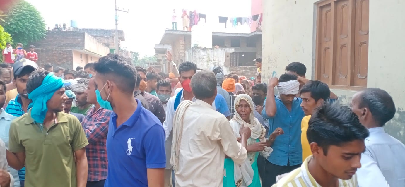 अंबेहटा के चापरचीडी में मृतक के घर जमा ग्रामीणों की भीड़