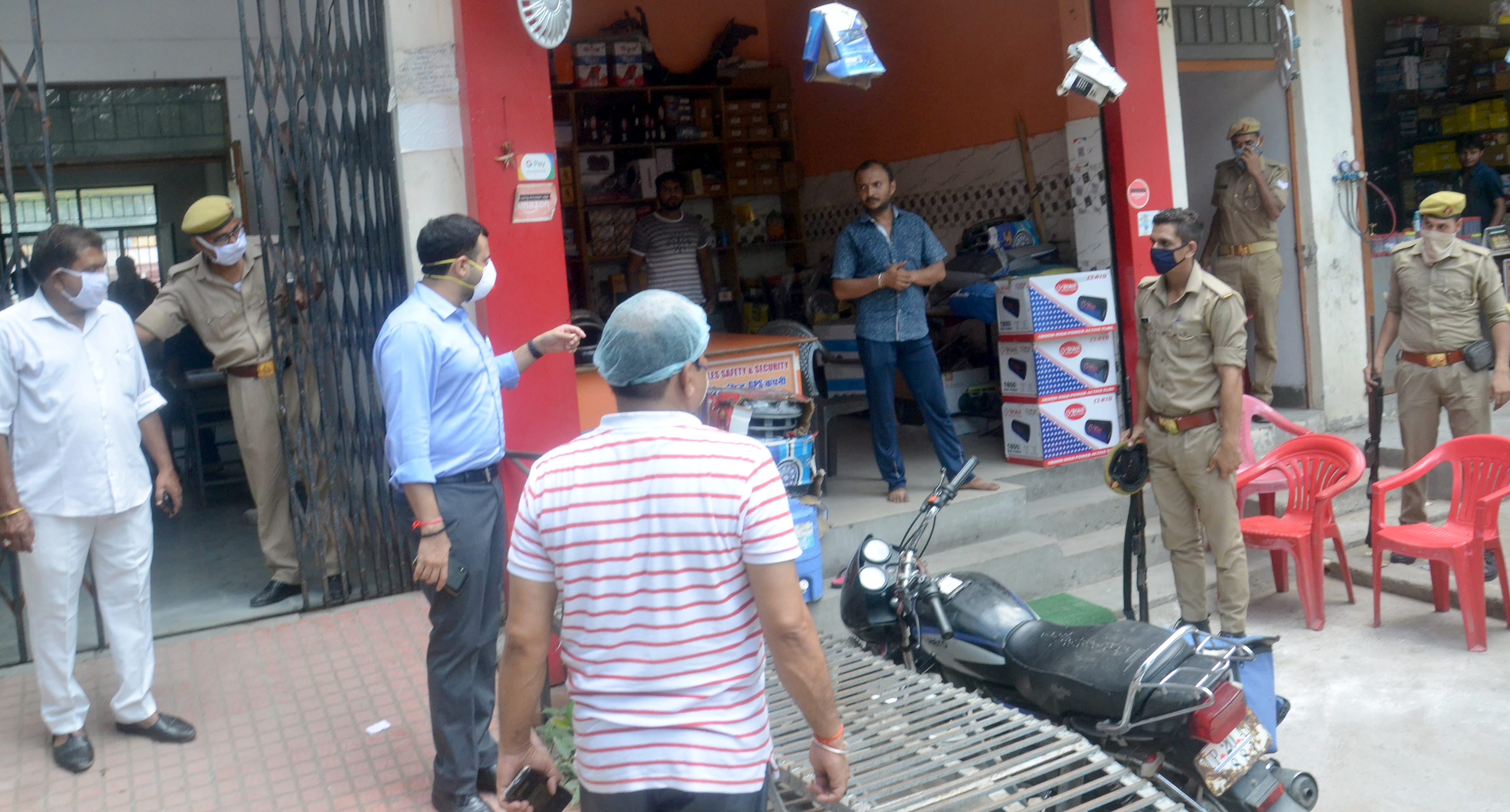 बिजनौर में अस्थाई जेल से चार बंदियों के फरार होने के बाद पुलिसकर्मियों से पूछताछ करते एसडीएम। बिजनौर में अस्थाई जेल से चार बंदियों के फरार होने के बाद पुलिसकर्मियों से पूछताछ करते एसडीएम।