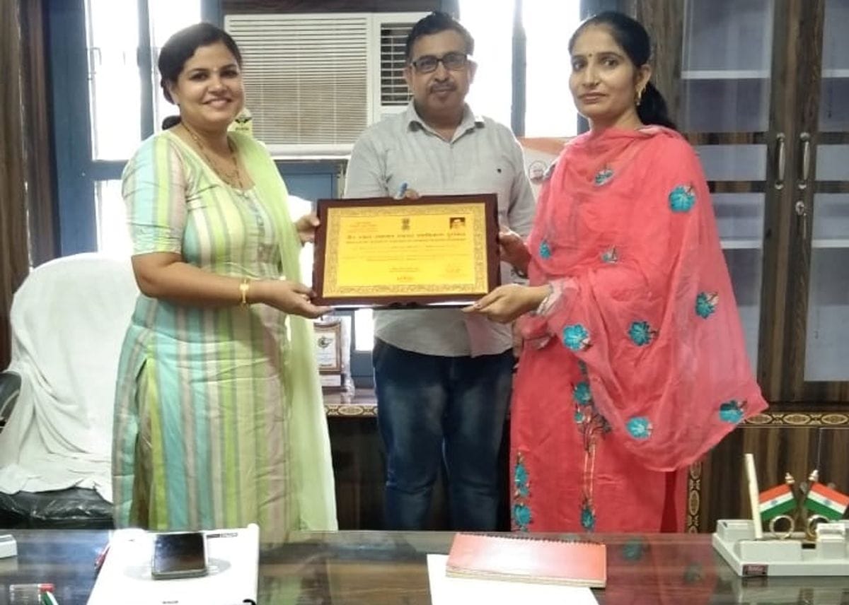 सफीदों पंचायत समिति की चेयरपर्सन निशा राकेश शर्मा बड़ौद को स्मृति चिह्न भेंट करतीं बीडीपीओ कीर्