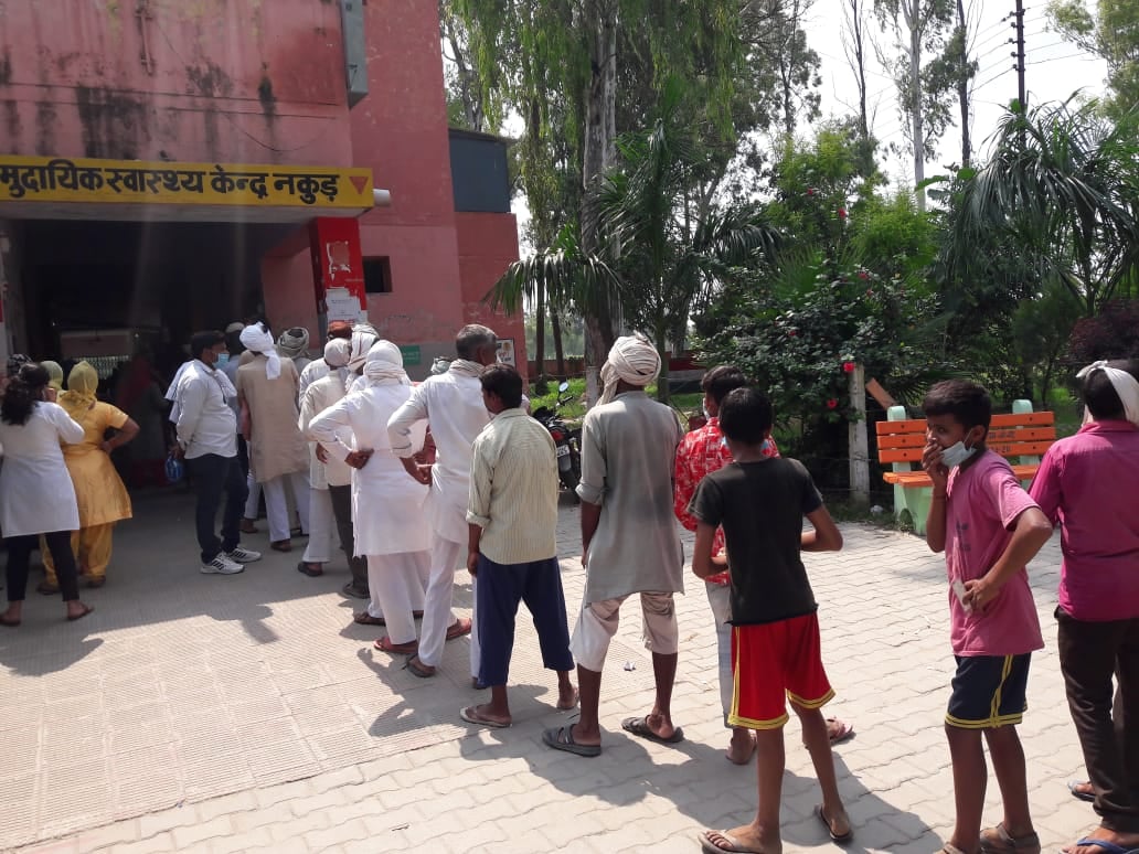 नकुड़ सीएचसी पर कोरोना टेस्ट कराने के लिए लोगों की लगी कतार