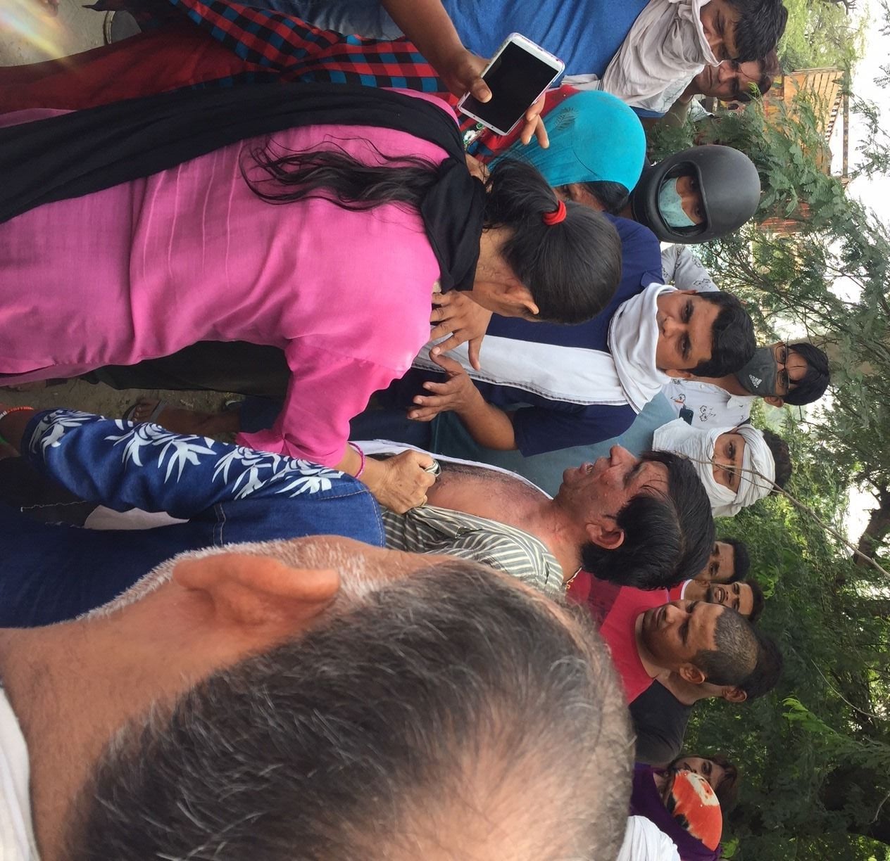 व्यक्ति को पकड़कर पिटाई करने के साथ ही युवती ने फाड़े कपड़े व्यक्ति को पकड़कर पिटाई करने के साथ ही युवती ने फाड़े कपड़े