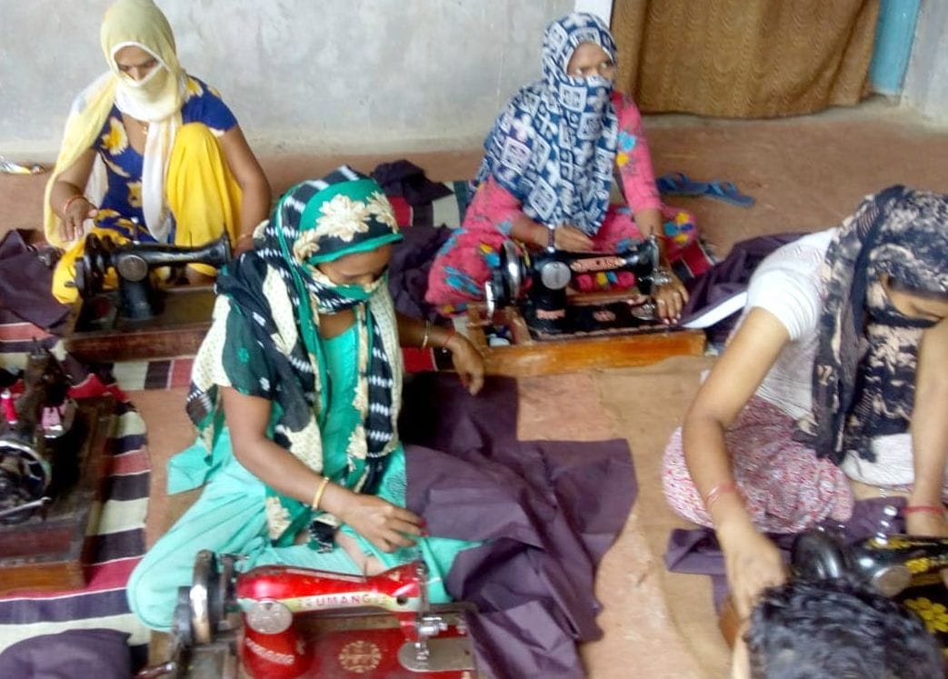 शामली में बच्चों की ड्रेस तैयार करती स्वयं सहायता समूह की महिलाएं शामली में बच्चों की ड्रेस तैयार करती स्वयं सहायता समूह की महिलाएं