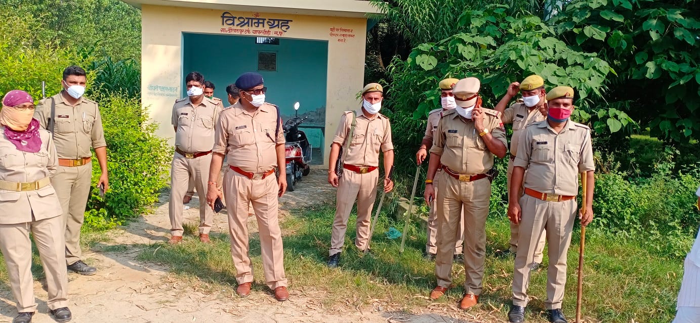 गांव में तैनात पुलिस बल