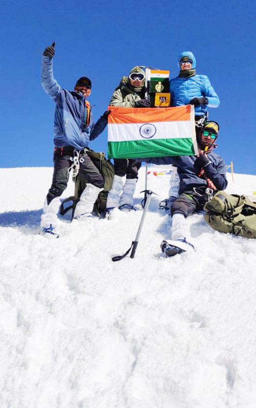 लियो पारगिल चोटी पर तिरंगा फहराते  