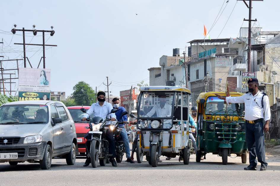 देहरादून रोड़ पर यातायात चलाते यातायात कर्मी देहरादून रोड़ पर यातायात चलाते यातायात कर्मी