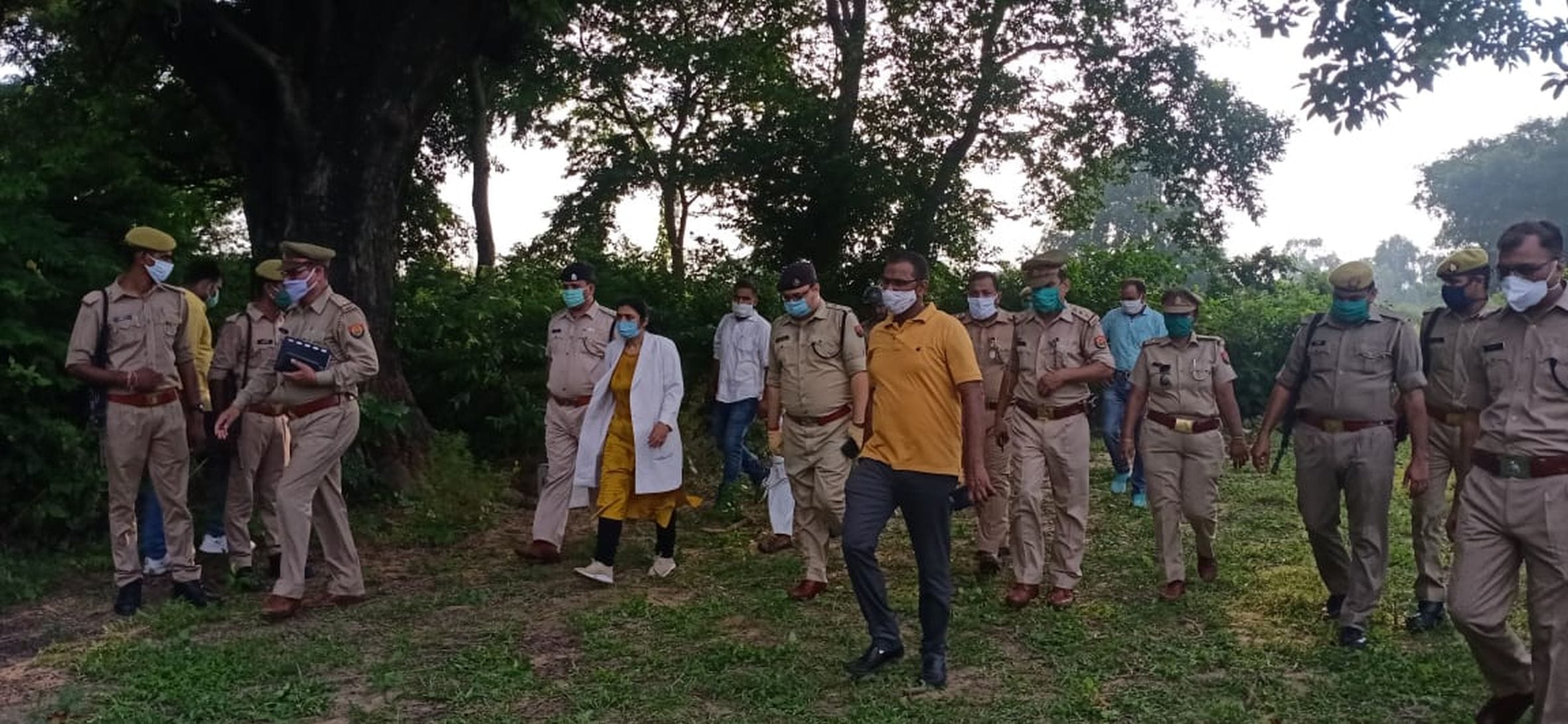 लालगंज के कुंडवल गांव से लापता बच्चों के शव मिलने पर टीम के साथ पहुंचे एसपी स्वप्निल ममगाई व अन्य?