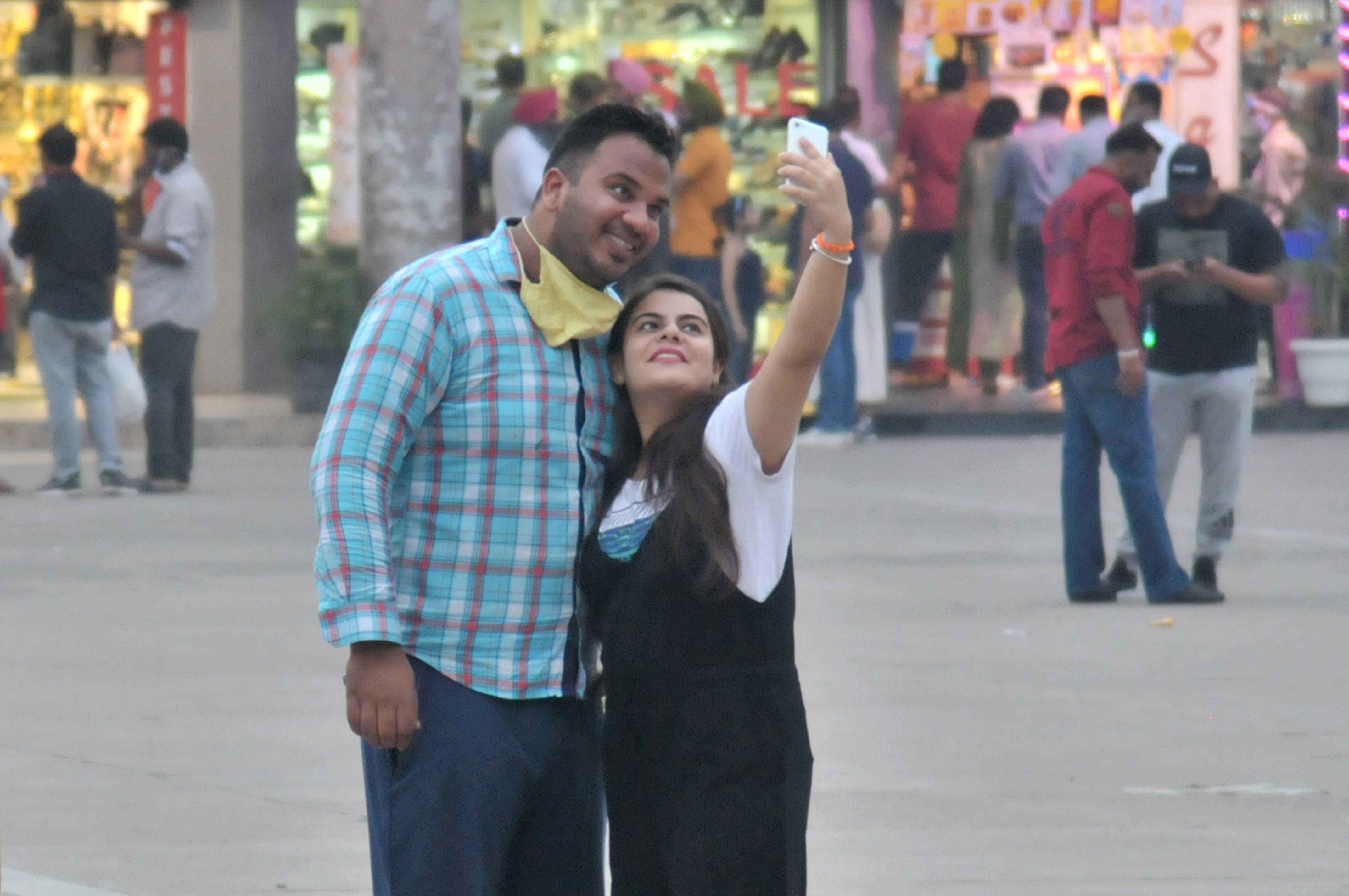 सेक्टर-17 के प्लाजा में बिना मास्क के सेल्फी लेते युवा। सेक्टर-17 के प्लाजा में बिना मास्क के सेल्फी लेते युवा।