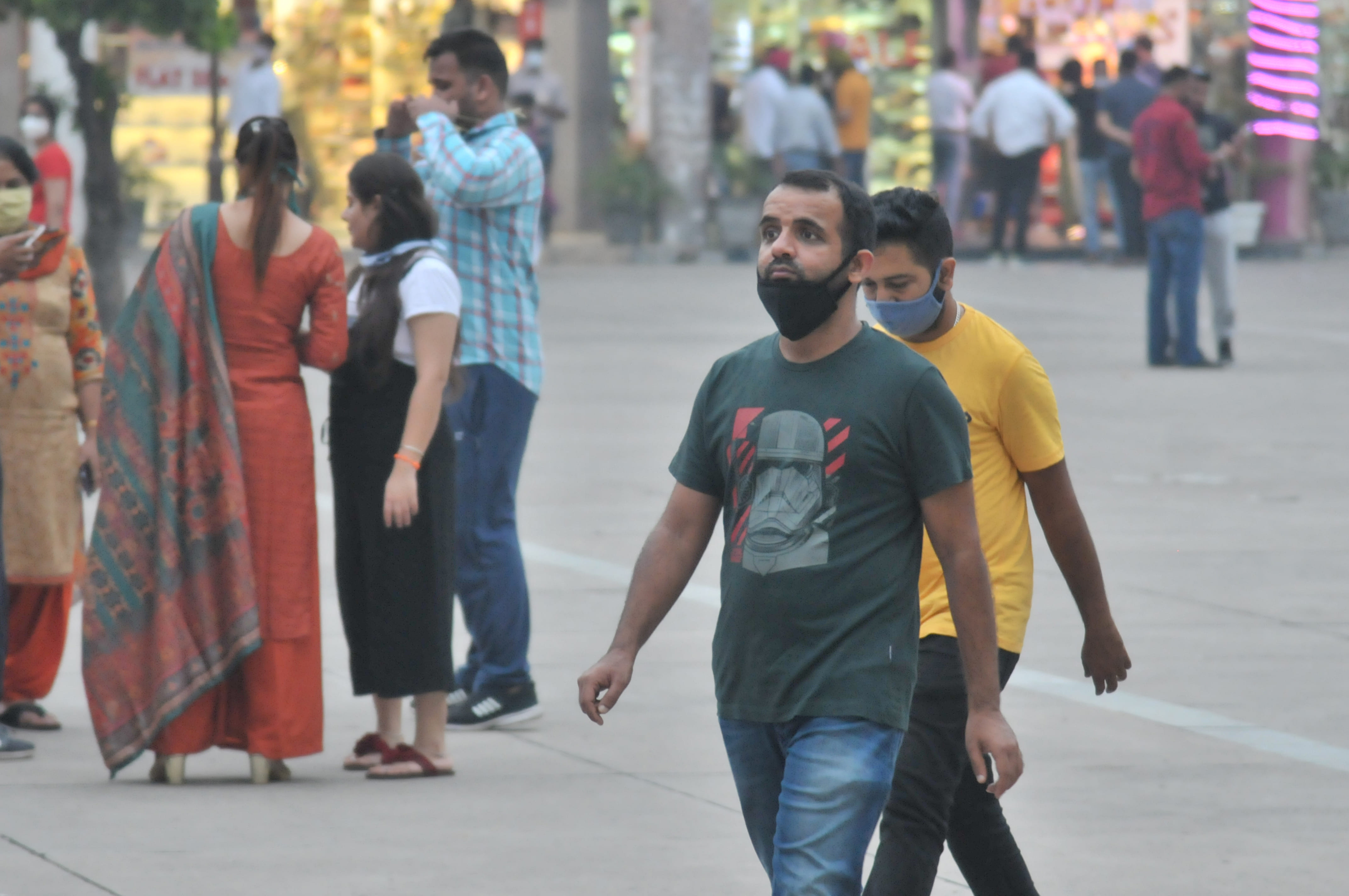 सेक्टर-17 के प्लाजा में घूम रहे लोगों के मास्क सही से नहीं लगे थे। सेक्टर-17 के प्लाजा में घूम रहे लोगों के मास्क सही से नहीं लगे थे।