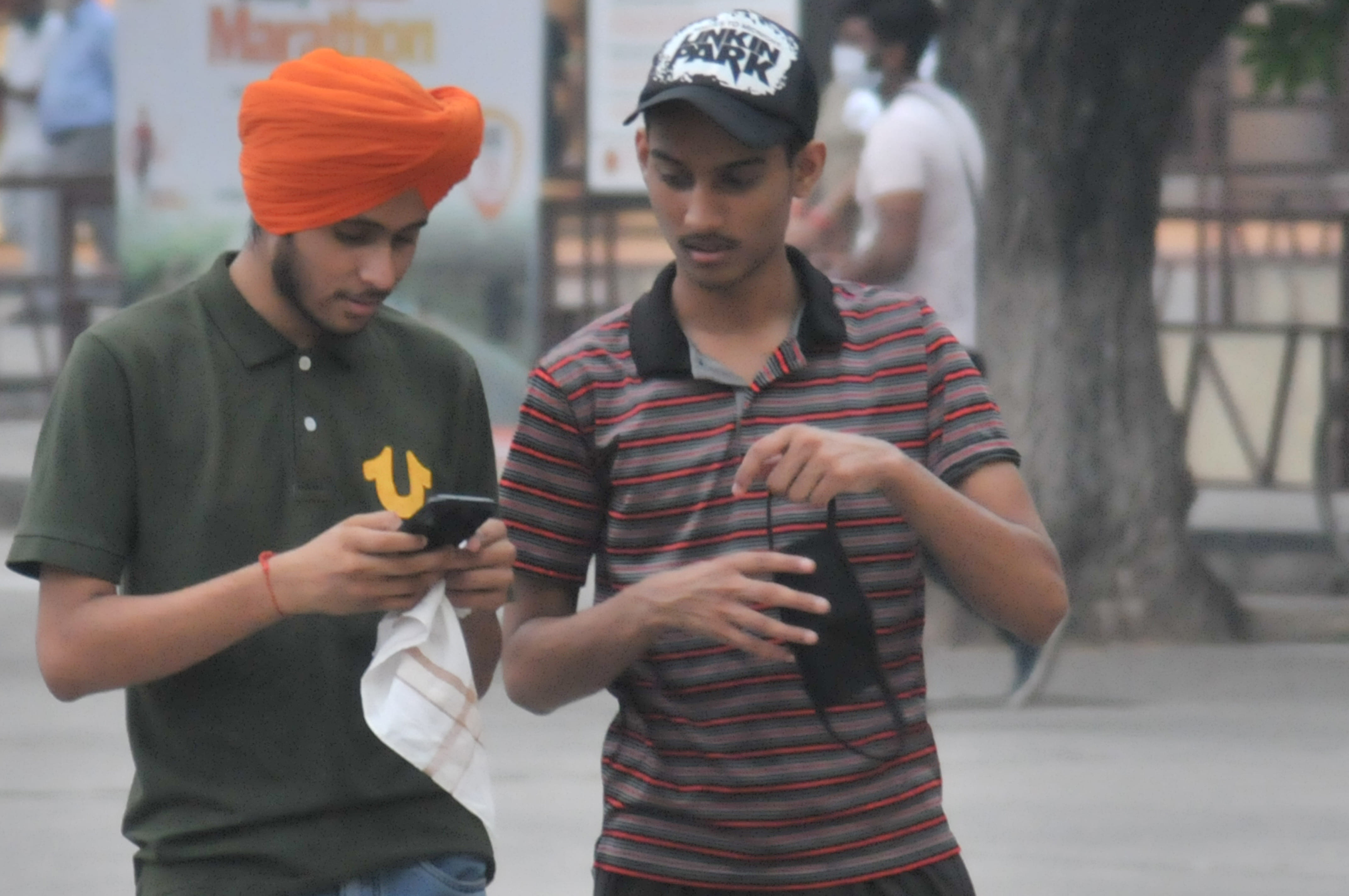 सेक्टर-17 स्थित प्लाजा में मास्क को हाथ में लेकर घूमते युवा। सेक्टर-17 स्थित प्लाजा में मास्क को हाथ में लेकर घूमते युवा।