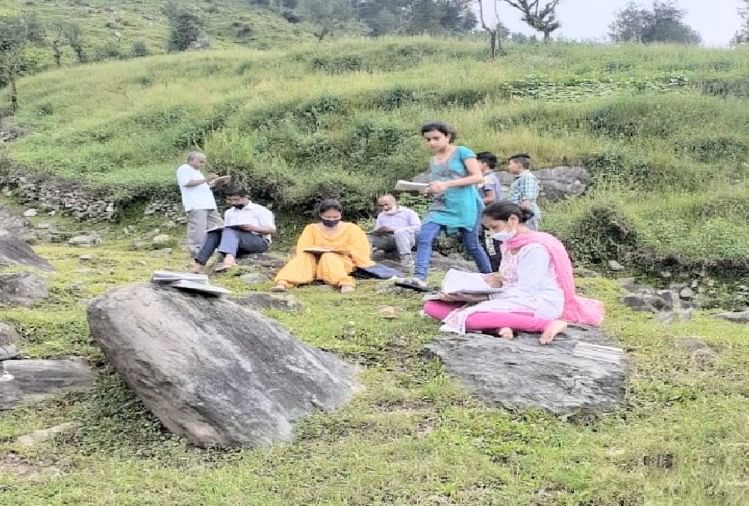 तीन किलोमीटर चढ़ाई चढ़ होमवर्क चेक कर रहे भविष्य निर्माता तीन किलोमीटर चढ़ाई चढ़ होमवर्क चेक कर रहे भविष्य निर्माता