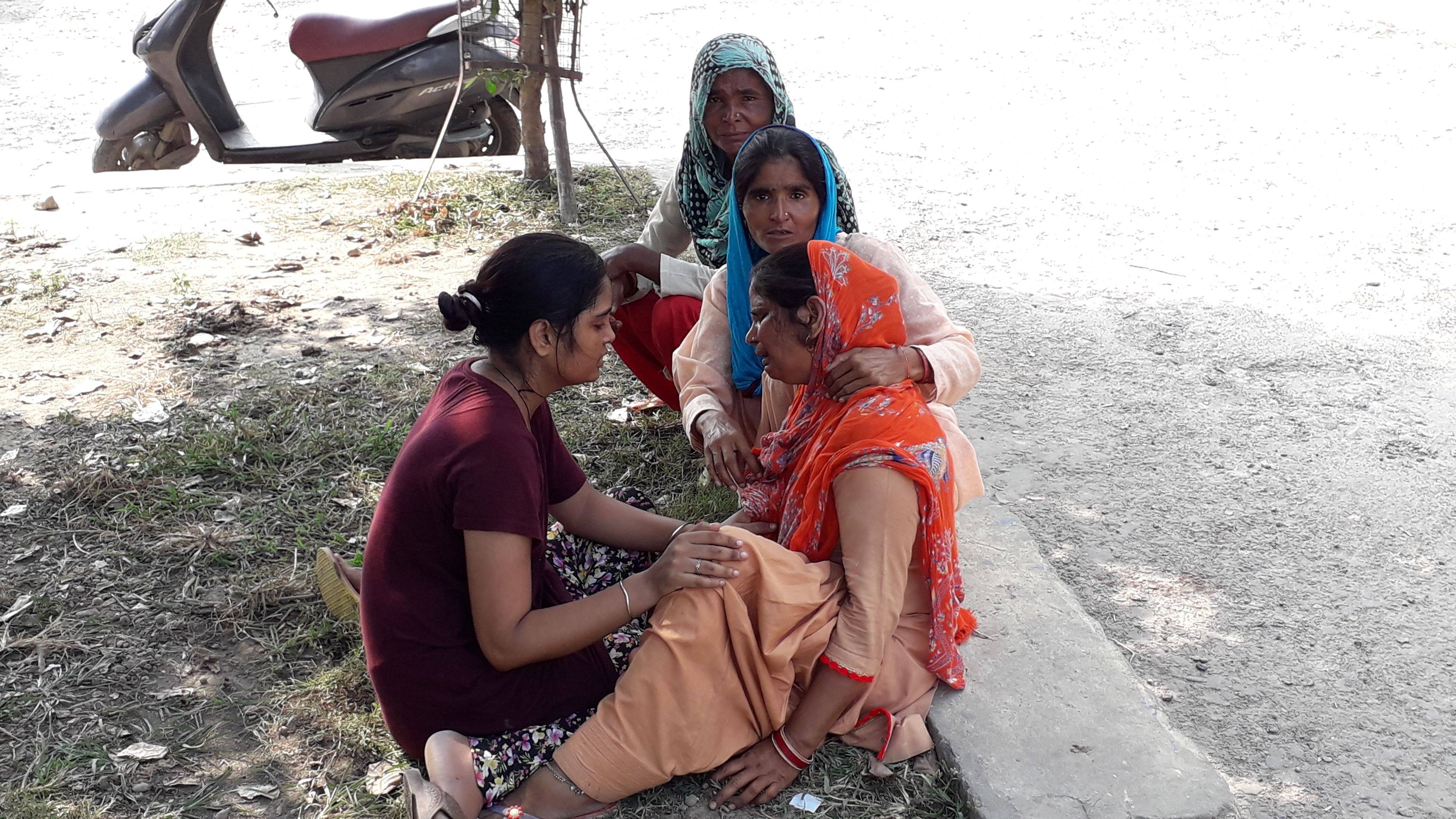 नागरिक अस्पताल में विलाप करते परिजन। 