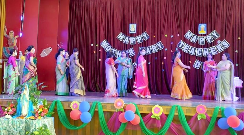 बिजनौर में सेंट मैरी स्कूल में शिक्षक दिवस पर कार्यक्रम पेश करती शिक्षिकाएं। बिजनौर में सेंट मैरी स्कूल में शिक्षक दिवस पर कार्यक्रम पेश करती शिक्षिकाएं।