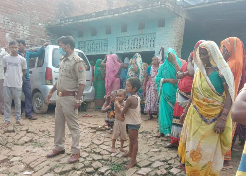 पप्पू कुशवाहा के घर के बाहर जमा भीड़। पप्पू कुशवाहा के घर के बाहर जमा भीड़।