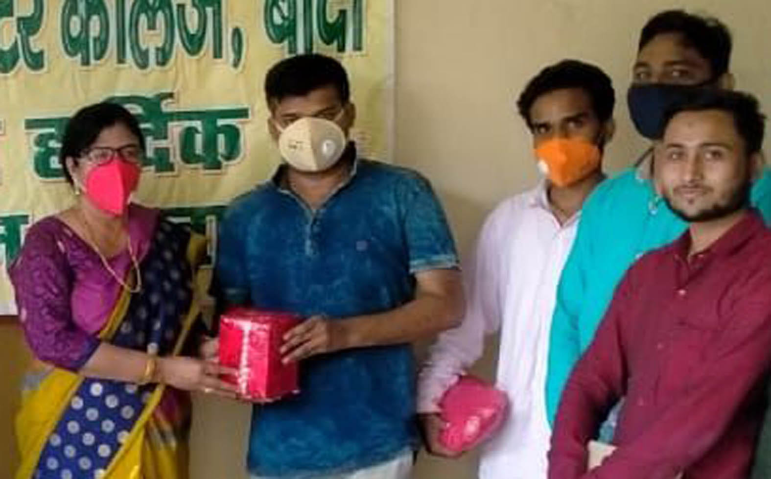 शिक्षकों को सम्मानित करतीं प्रधानाचार्य राबिया खानम।
