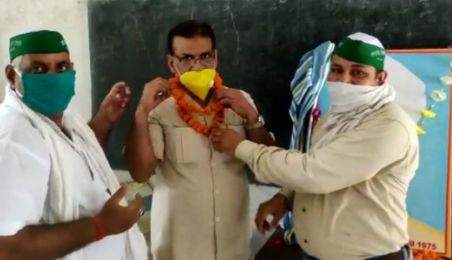 नजीबाबाद में एमजीएम इंटर कालेज के प्रधानाचार्य अब्दुल सत्तार को सम्मानित करते किसान प्रतिनिधि? नजीबाबाद में एमजीएम इंटर कालेज के प्रधानाचार्य अब्दुल सत्तार को सम्मानित करते किसान प्रतिनिधि?
