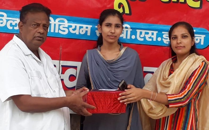 जीबाबाद के पीस मॉडल स्कूल साहनपुर में शिक्षिकाओं को सम्मानित करते एम अकरम खां। जीबाबाद के पीस मॉडल स्कूल साहनपुर में शिक्षिकाओं को सम्मानित करते एम अकरम खां।