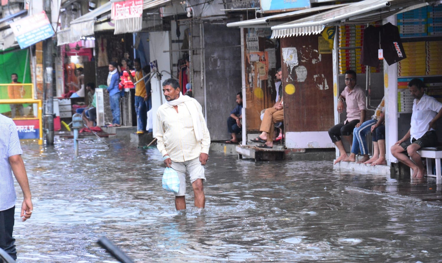 एसडी कालेज मार्किट पर बारिश से हुए जलभराव से गुजरती लोग। एसडी कालेज मार्किट पर बारिश से हुए जलभराव से गुजरती लोग।