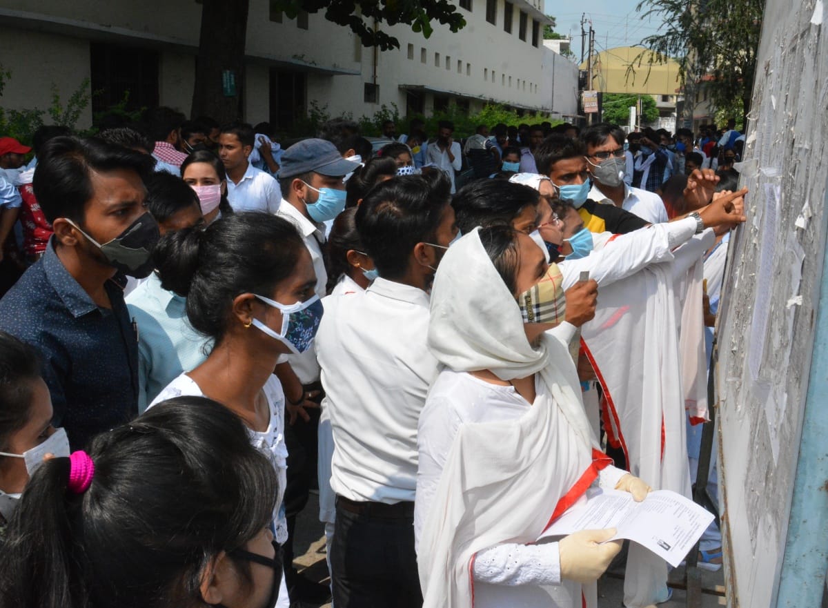 डीएवी डिग्री कालेज में सीट प्लान देखती छात्राओं । डीएवी डिग्री कालेज में सीट प्लान देखती छात्राओं ।