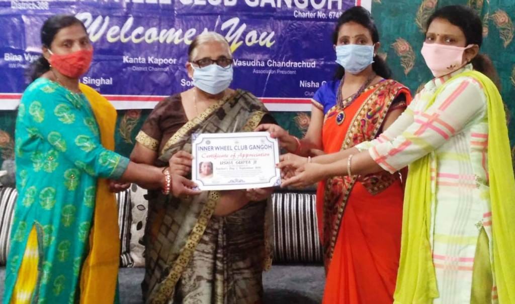 गंगोह में शिक्षिका को सम्मानित करती इनर व्हील क्लब की सदस्य