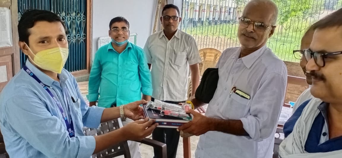 शिक्षक दिवस के मौके पर मछलीशहर के फाजदार इंटर कालेज के प्रधानाचार्य डायरी व पेन देकर सम्मानित कर शिक्षक दिवस के मौके पर मछलीशहर के फाजदार इंटर कालेज के प्रधानाचार्य डायरी व पेन देकर सम्मानित कर