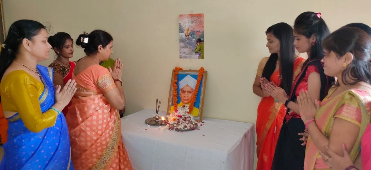 होली चाईल्ड एकेडमी में शिक्षक दिवस के अवसर पर पूर्व राष्ट्रपति सर्वपल्ली राधाकृष्णन के चित्र पर होली चाईल्ड एकेडमी में शिक्षक दिवस के अवसर पर पूर्व राष्ट्रपति सर्वपल्ली राधाकृष्णन के चित्र पर