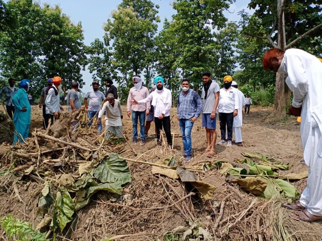 सपुर नगर पालिका कर्मियों का विरोध करते ग्रामीण। सपुर नगर पालिका कर्मियों का विरोध करते ग्रामीण।