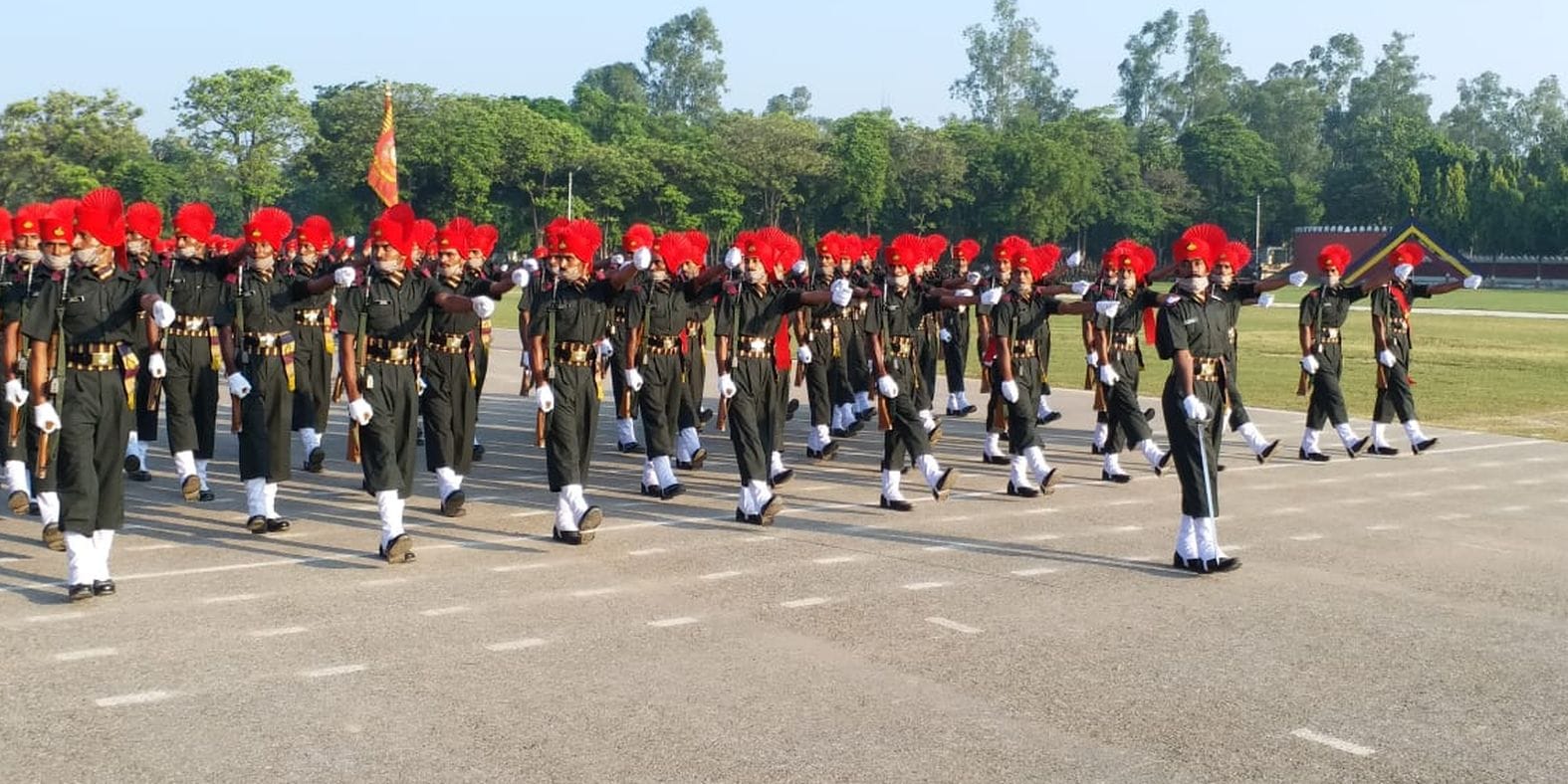 करियप्पा मैदान में सलामी देते जवान। संवाद करियप्पा मैदान में सलामी देते जवान। संवाद