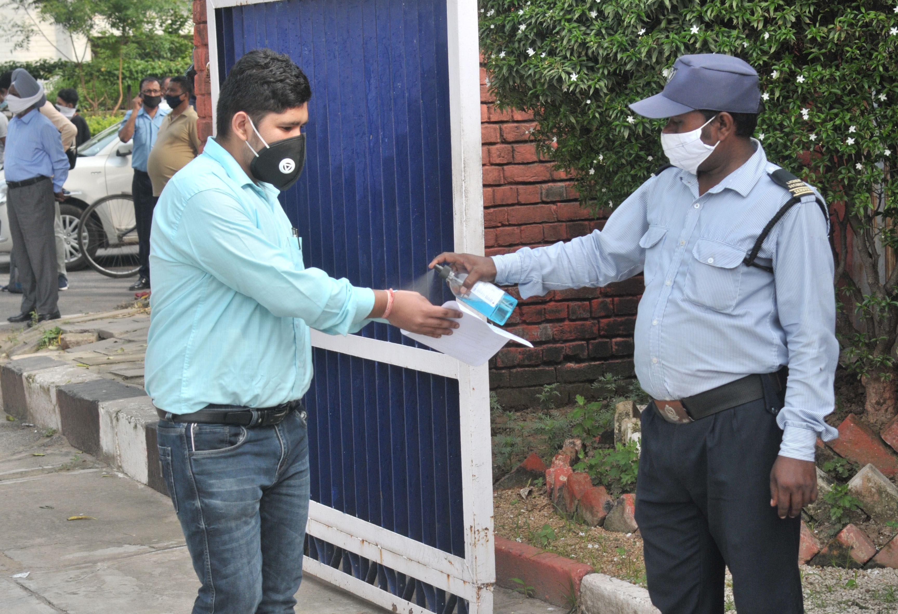 सेक्टर-27 स्थित मोती राम स्कूल में एनडीए की परीक्षा देने आए विद्यार्थी के हाथ सैनिटाइज करवाता कर्?