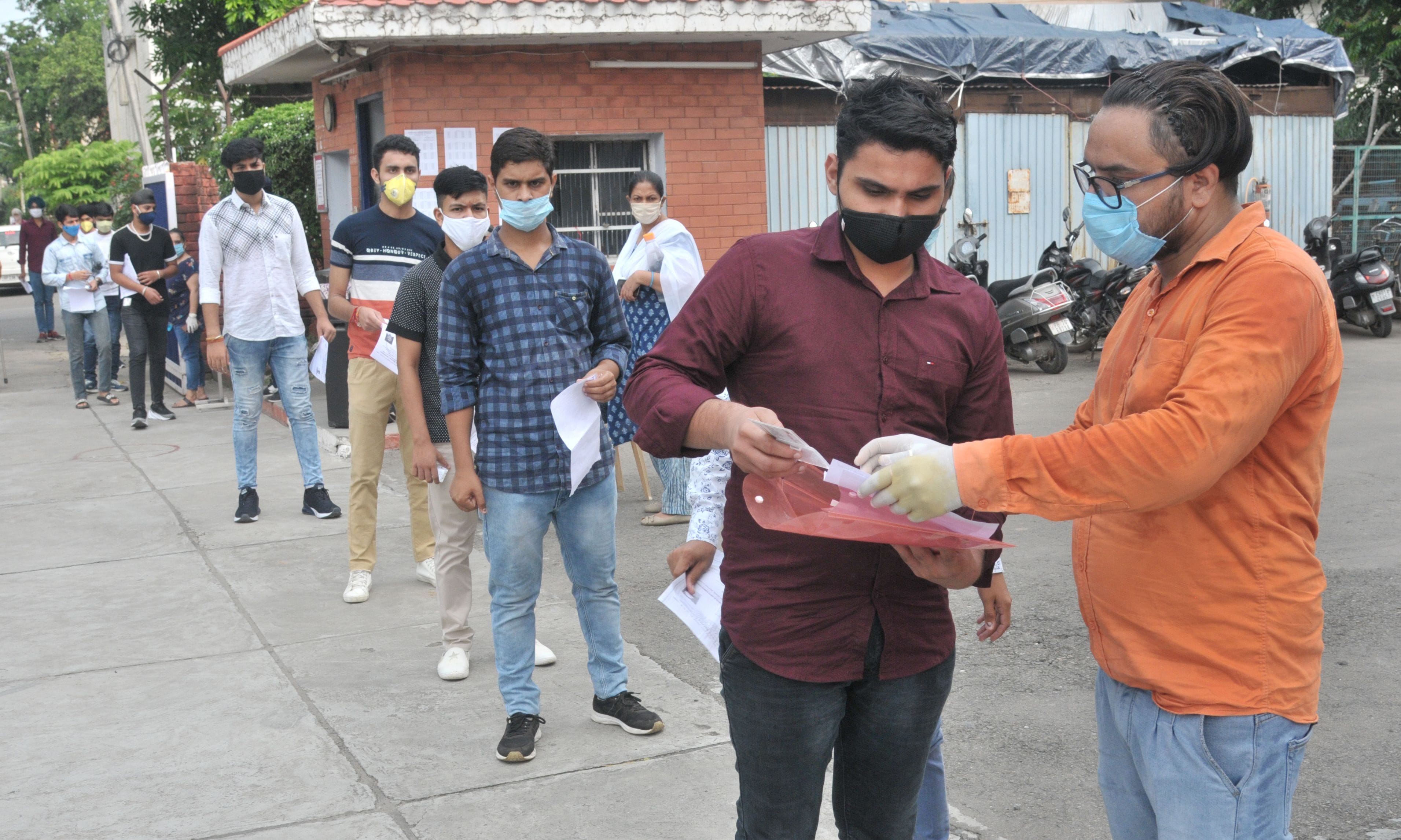सेक्टर-27 स्थित मोती राम स्कूल में एनडीए की परीक्षा देने आए विद्यार्थियों के कागज चेक करता कर्मी।