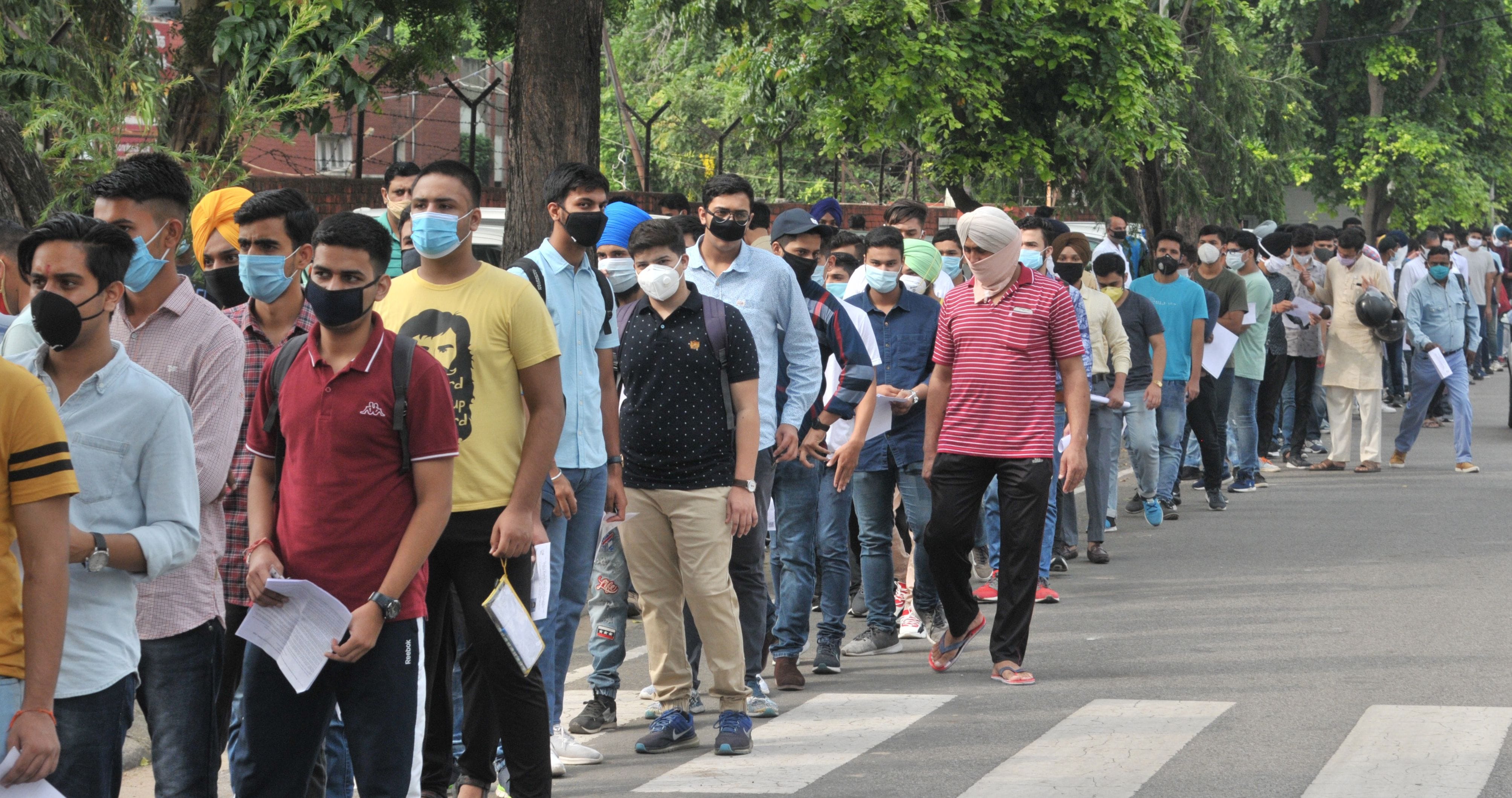 सेक्टर-27 स्थित मोती राम स्कूल में एनडीए की परीक्षा देने बड़ी संख्या में विद्यार्थी आए। इस दौरान स?