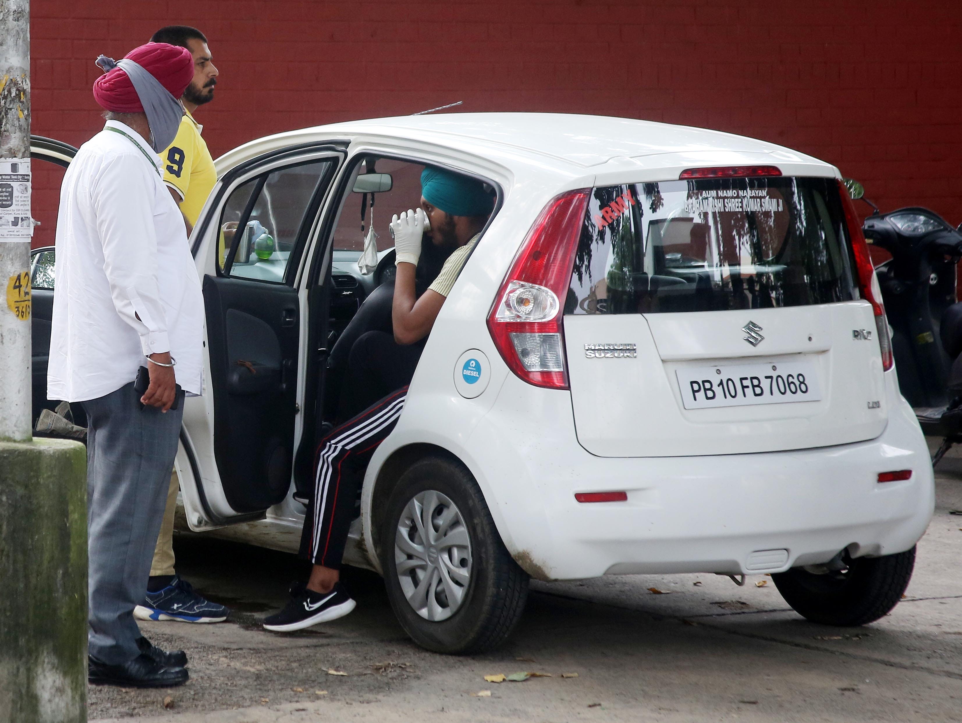 सेक्टर-36 एमसीएम कॉलेज के बाहर एनडीए की परीक्षा देने आए विद्यार्थियों को खाना और दूध पिलाते अभिभा?