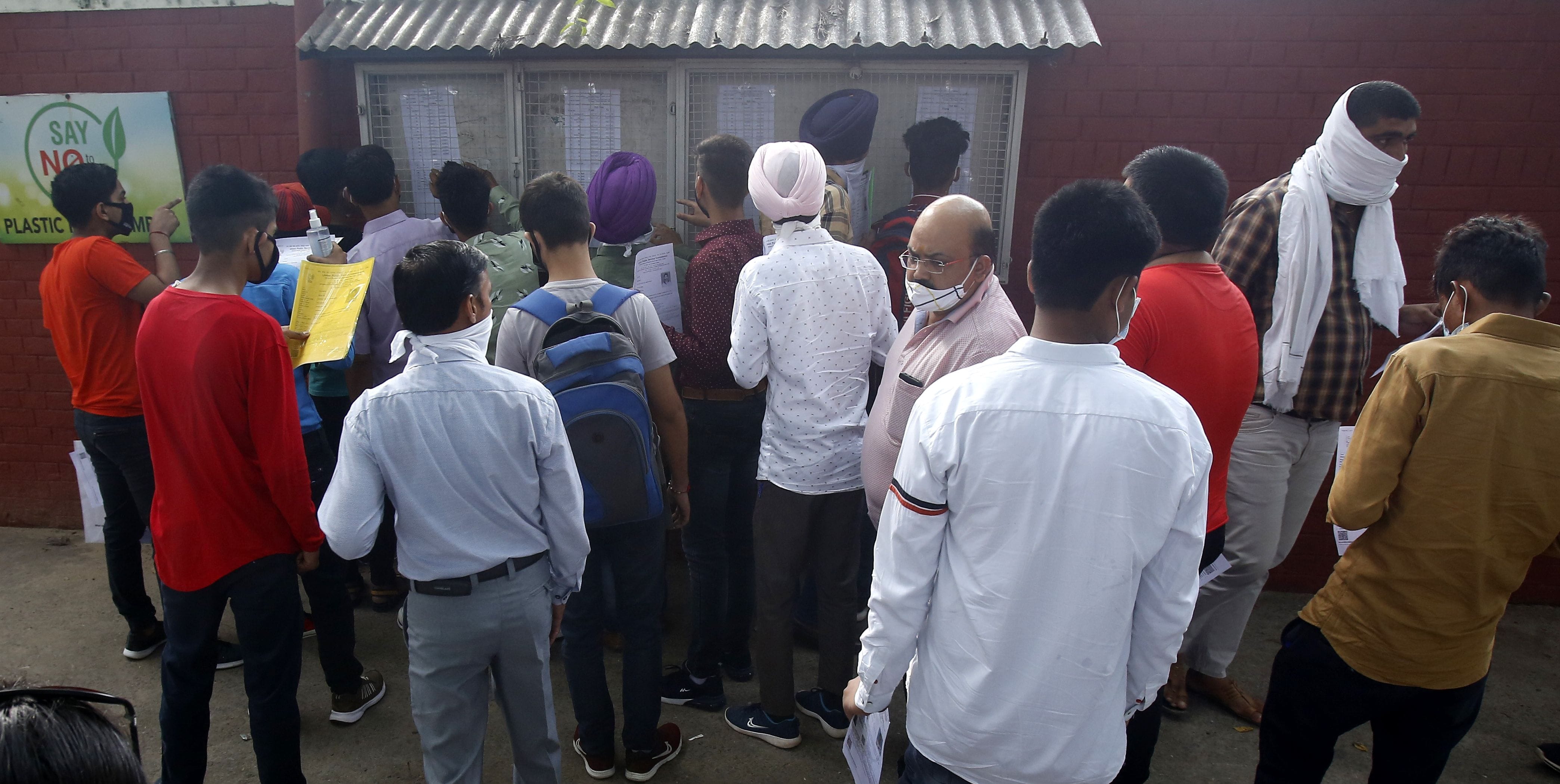 सेक्टर-36 एमसीएम कॉलेज के बाहर एनडीए की परीक्षा देने आए विद्यार्थियों ने रोल नंबर देखने के दौरान स?