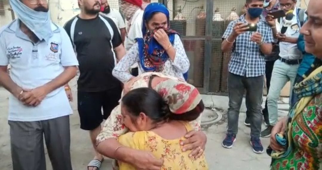 अमृतसर के सुल्तान विंड इलाके के युवक द्वारा की गई आत्महत्या के बाद विलाप करते परिजन।