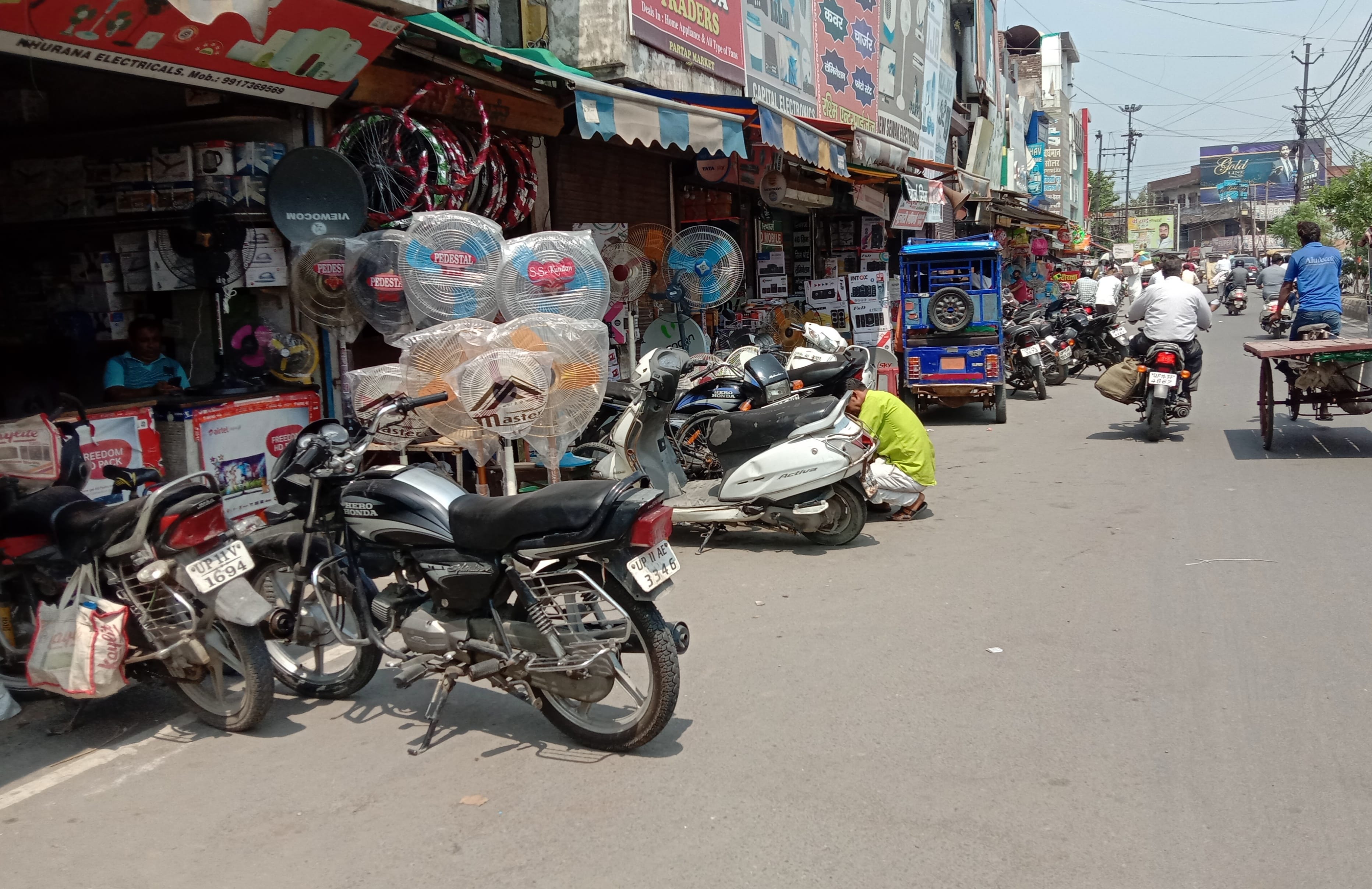 प्रताप मार्केट में सड़क पर अतिक्रमण।