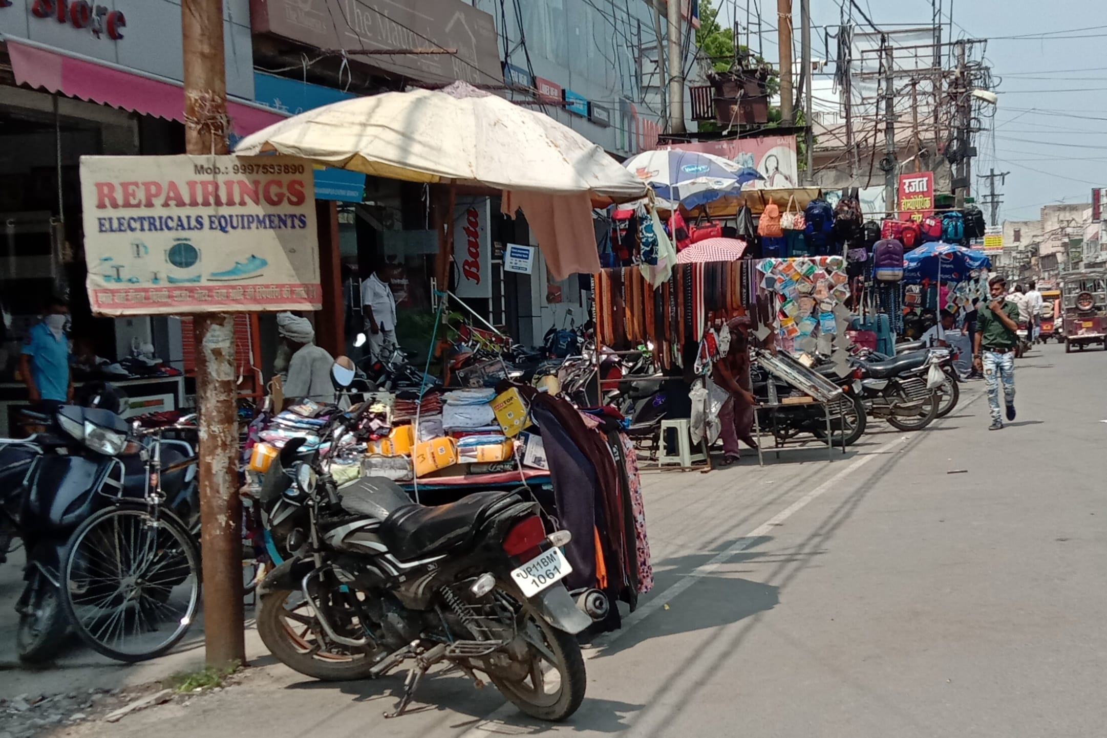 नेहरू मार्केट में सड़क पर अतिक्रमण