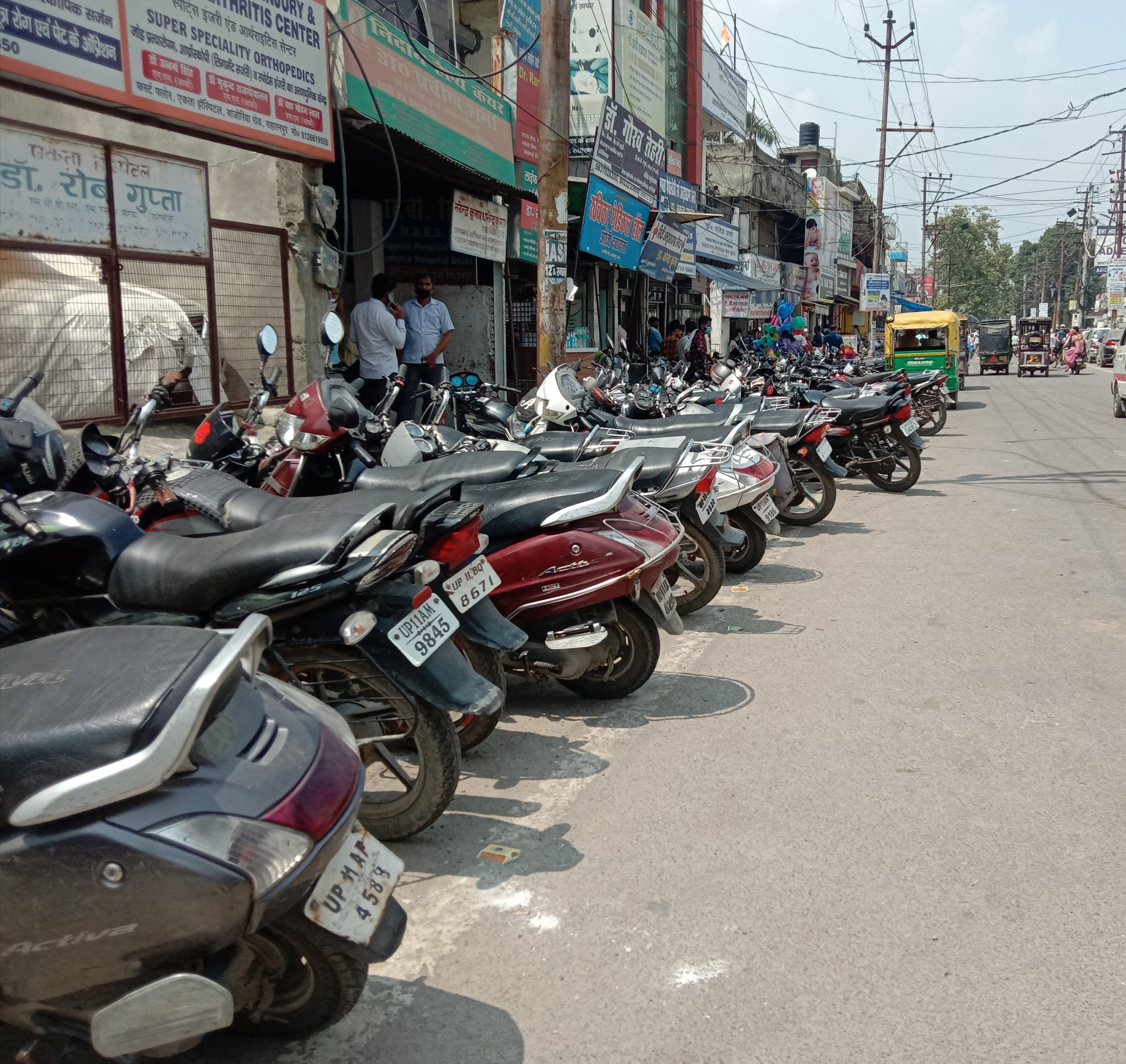 बाजोरिया रोड पर अस्पतालों के बाहर खड़े वाहन।