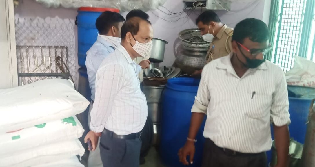 डेयरी में छापे के दौरान जांच करते एसडीएम अमित कुमार भारतीय व टीम। डेयरी में छापे के दौरान जांच करते एसडीएम अमित कुमार भारतीय व टीम।