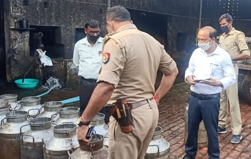 डेयरी में छापे के दौरान जांच करते एसडीएम अमित कुमार भारतीय । डेयरी में छापे के दौरान जांच करते एसडीएम अमित कुमार भारतीय ।