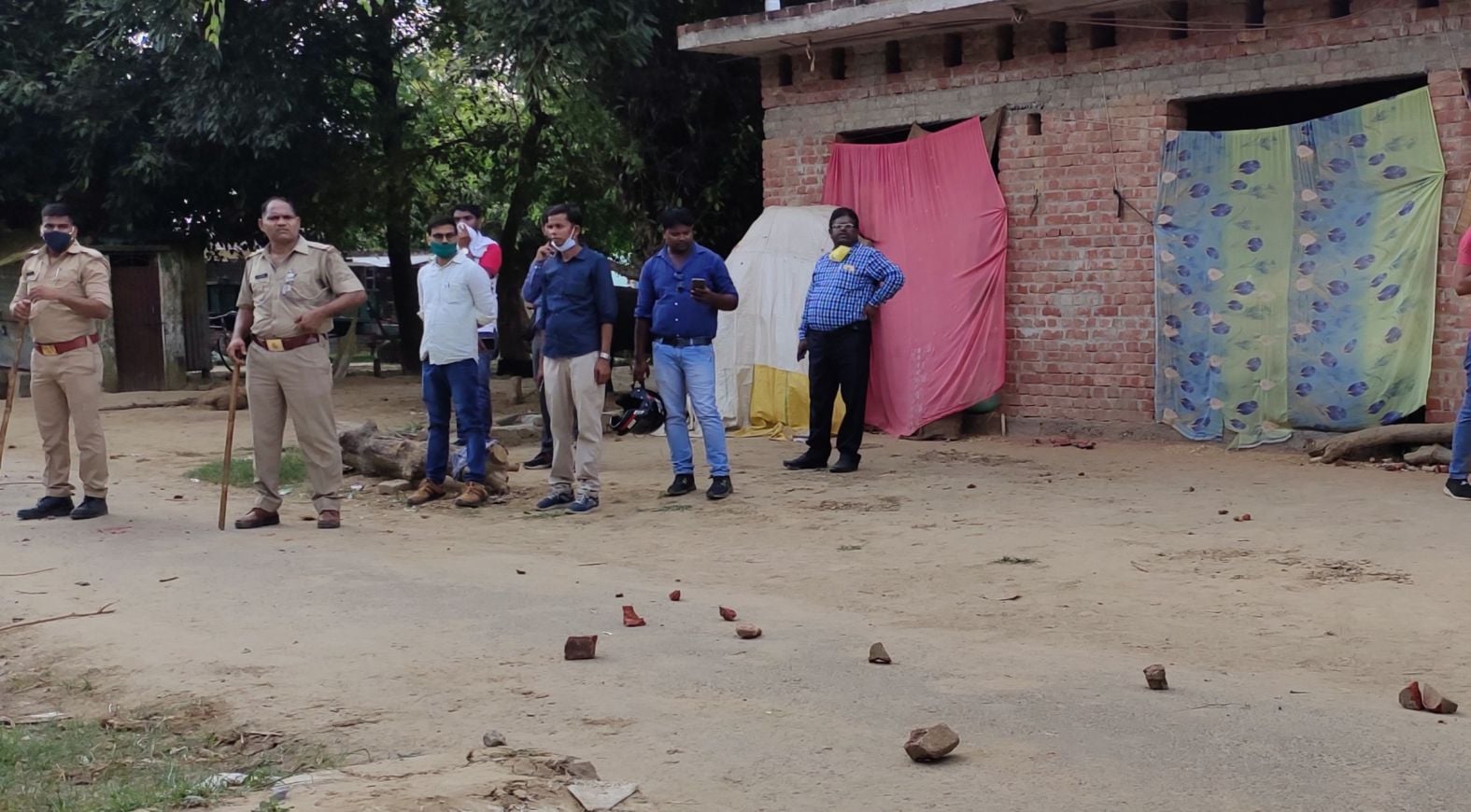 gramino ne kiya pathraoo, chauki incharge sahit 6ghayal gramino ne kiya pathraoo, chauki incharge sahit 6ghayal