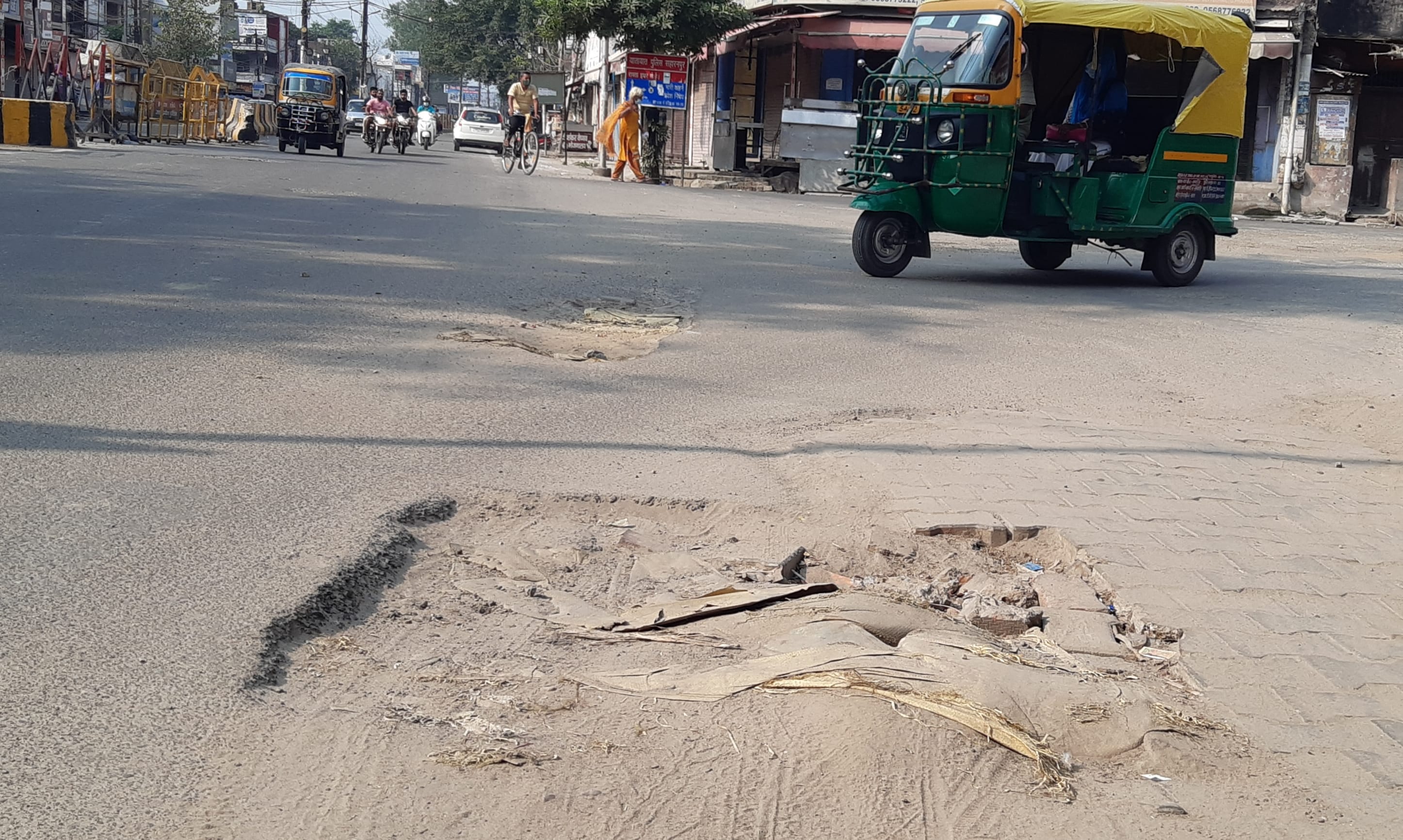 कलेक्ट्रेट के मुख्य द्वार के बाहर हुआ गड्ढा। कलेक्ट्रेट के मुख्य द्वार के बाहर हुआ गड्ढा।