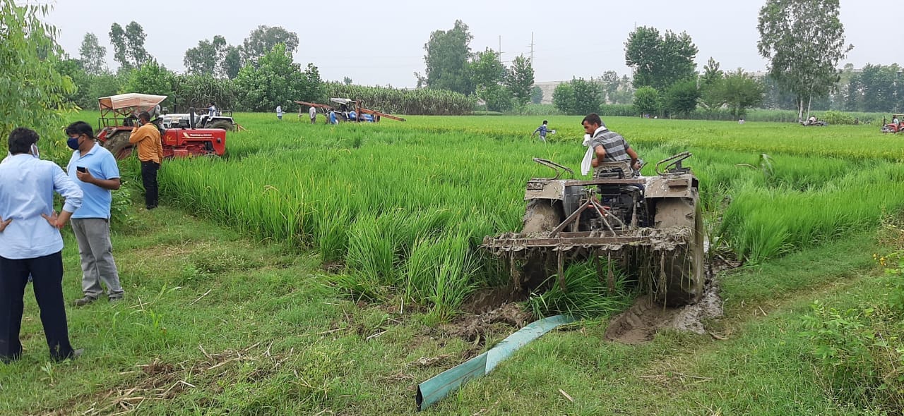 नागल के लाखनौर में ट्रैक्टर लेकर कब्जा लेने पहुंची टीम नागल के लाखनौर में ट्रैक्टर लेकर कब्जा लेने पहुंची टीम