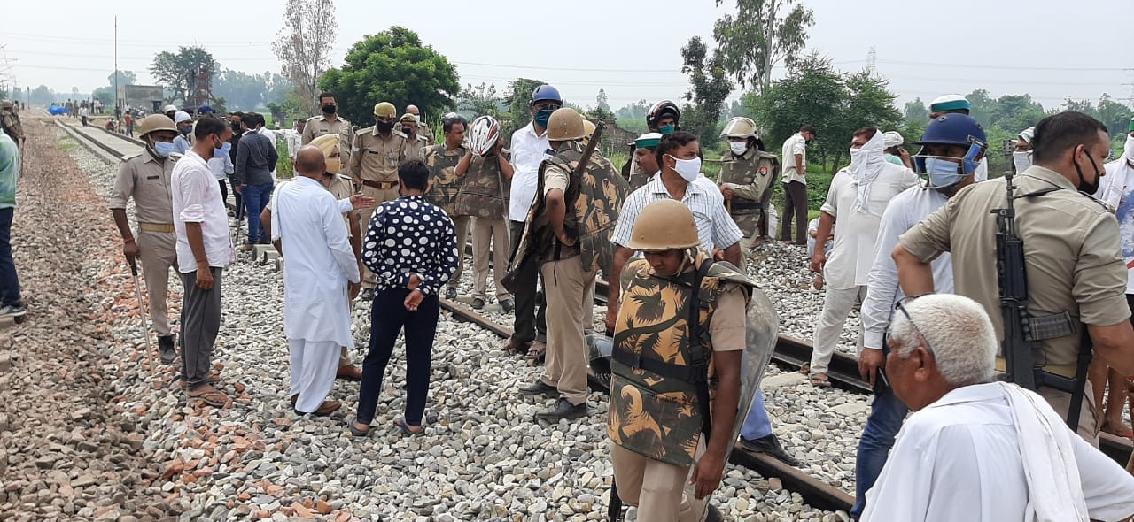 नागल के लाखनौर में विरोध करते ग्रामीण और मौके पर तैनात पुलिस नागल के लाखनौर में विरोध करते ग्रामीण और मौके पर तैनात पुलिस