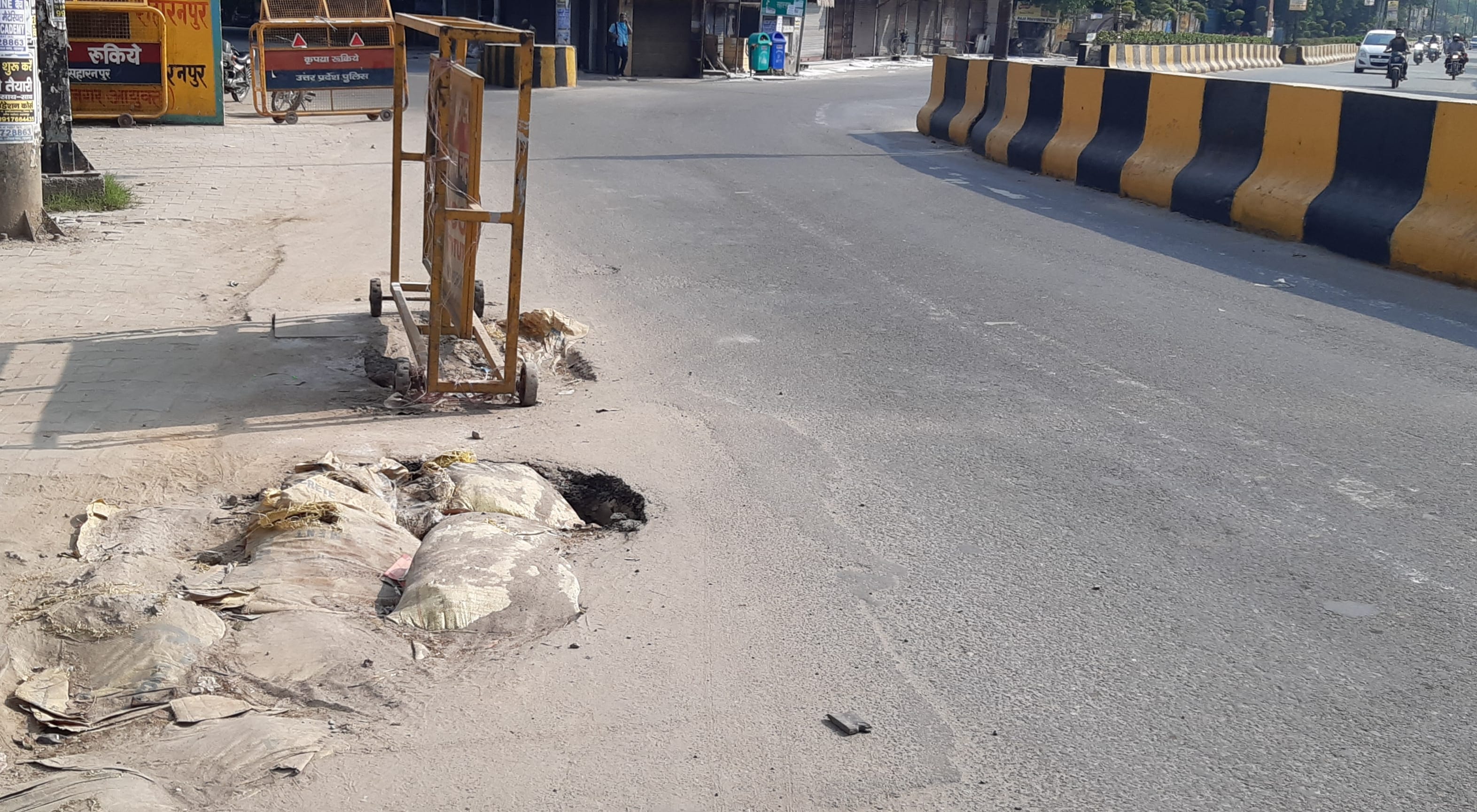 कोर्ट रोड पर सिविल लाइन पुलिस चौकी के पास सड़क में हुआ गड्ढा। कोर्ट रोड पर सिविल लाइन पुलिस चौकी के पास सड़क में हुआ गड्ढा।
