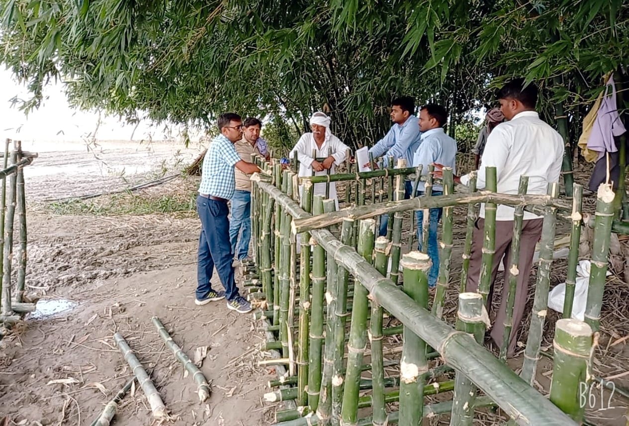 सगड़ी के देवारा खास राजा कटान को रोकने के लिए बंबू क्रेट बनाते श्रमिक। सगड़ी के देवारा खास राजा कटान को रोकने के लिए बंबू क्रेट बनाते श्रमिक।
