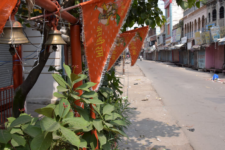 सहारनपुर में लॉकडाउन के दौरान शहीदगंज में मन्दिर से लेकर बाजार तक पसरा सन्नाटा सहारनपुर में लॉकडाउन के दौरान शहीदगंज में मन्दिर से लेकर बाजार तक पसरा सन्नाटा