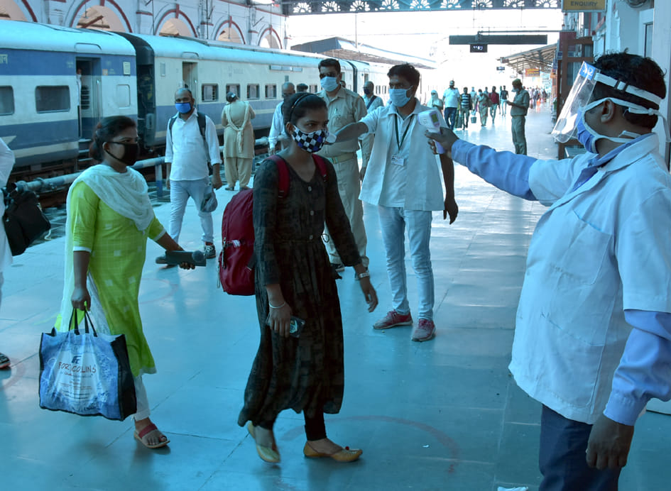 सहारनपुर में लॉकडाउन के दौरान रेलवे स्टेशन पर थर्मेल स्क्रीनिंग के लिये लाइन में लगे यात्री सहारनपुर में लॉकडाउन के दौरान रेलवे स्टेशन पर थर्मेल स्क्रीनिंग के लिये लाइन में लगे यात्री